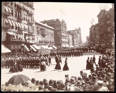 Policías marchando en un desfile de la Policía de la Ciudad de Nueva York, Nueva York, 1898 de Byron Company